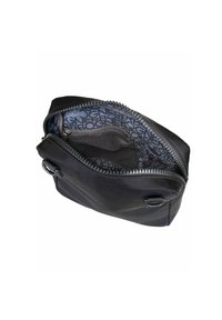 Borsa nera con chiusura a zip. L'interno presenta una fodera con motivo e una tasca in rete. Texture liscia con forma rettangolare.