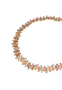 Metalkæde med skiftevis rektangulære perler i guld-, rosaguld- og sølvfarver, arrangeret i et sammenkoblet mønster med en glat overflade.