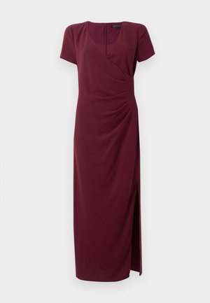 Bordeaux maxi jurk in gestructureerde stof, met een wikkeldesign, korte mouwen, een split aan de voorkant en een ritssluiting aan de achterkant.