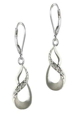 Silberne Metallohrringe mit einem gedrehten, doppelten Tropfen-Design. Eine Seite hat ein poliertes Finish, während die andere mit kleinen Facetten strukturiert ist.