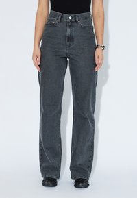 Jeans a vita alta, gamba dritta in denim grigio scuro; presenta accessori in rame, design a cinque tasche e una vestibilità comoda.