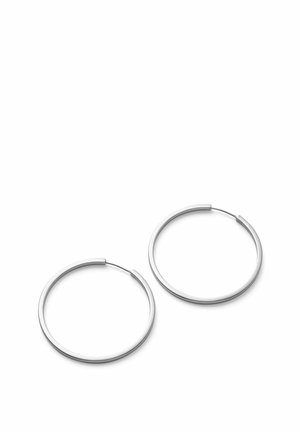 Par de pendientes aros finos de metal plateado con cierres articulados sobre un fondo blanco.