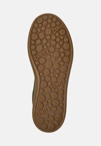 Sole in gomma marrone con texture circolari e punti in rilievo. Presenta il marchio "CAMPER" e la taglia "42" impressa sul fondo.