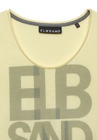 Helles gelbes T-Shirt mit rundem Ausschnitt, das den auffälligen grünen Text "ELBSAND" trägt. Der Stoff wirkt weich mit einer dezenten Textur.