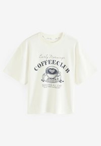 Off-white īsām piedurknēm t-krekls, kas rotāts ar kafijas krūzes grafikām un pupiņām, teksts "COFFEE CLUB" un brīvas formas dizains.