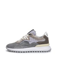 Zapatillas de ante en tonos grises con una parte superior de malla texturizada, cordones blancos y una suela gruesa gris. Presenta una marca en el lateral y en el talón.