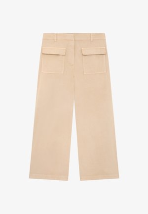 Pantalon beige à jambes larges avec deux grandes poches à rabat à l'arrière et passants de ceinture à la taille.