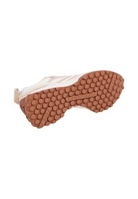 Cipele s teksturiranim gumenim potplatom u svijetlosmeđoj boji, s bijelim i ružičastim gornjim dijelom od tkanine, sa vidljivim logotipom brenda i dizajnerskim akcentima.