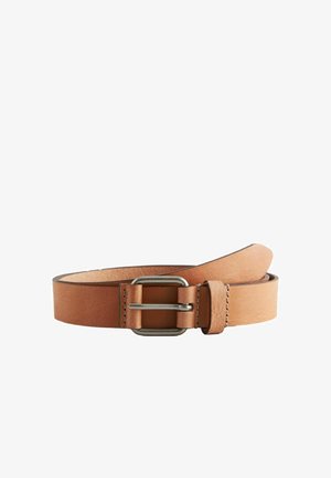 Kožna remen u boji tan s metalnom kopčom. Glatka tekstura, pravokutna kopča i šivi na rubovima. Fleksibilna i prilagodljiva dužina.