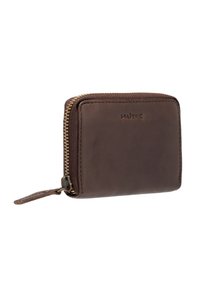 Portafoglio in pelle marrone con chiusura a zip, caratterizzato da una texture liscia e hardware in tonalità oro. Il nome del brand "MAÎTRE" è impresso sul davanti.