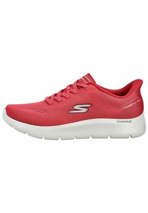 Roter Skechers Go Walk Sneaker mit weißer Sohle, atmungsaktivem Mesh-Obermaterial, Schnürdesign und Skechers-Logo an der Seite.