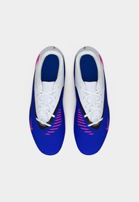 Ζευγάρι μπλε και λευκά αθλητικά παπούτσι α με ροζ λεπτομέρειες και λευκά κορδόνια, σε θέα από πάνω σε απλό φόντο.