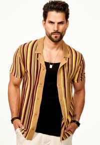 Kurzärmliges Hemd mit Knopfleiste und beigem Grundton sowie vertikalen Streifen in Gelb, Rot und Braun. Verfügt über einen Camp-Kragen und strukturierten Stoff.