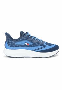 Baskets de sport tricotées bleu clair et bleu marine avec des lacets bleu clair à motifs, semelle blanche, et petit logo rectangulaire sur le côté.