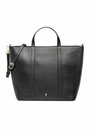 Czarna torebka typu shopper z teksturowanej skóry z górnymi uchwytami, regulowanym paskiem na ramię i małym złotym logo w pobliżu dolnego środka.