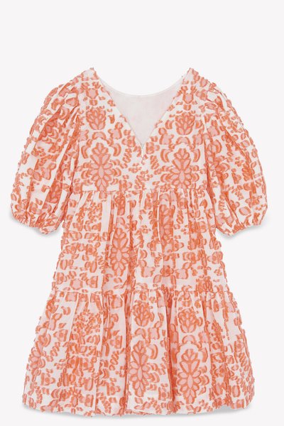 Robe pêche brodée de fleurs avec un décolleté en V et de courtes manches bouffantes. Tissu texturé avec une jupe à volants et des détails froncés.