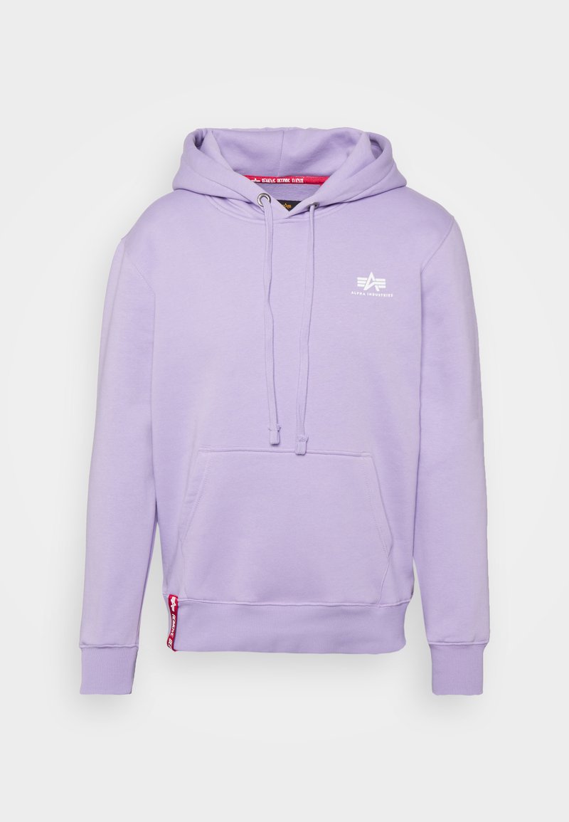 Lillā kapuci ar priekšējo kabatu, auklītēm, ribotām piedurknēm un apakšmalu, kā arī mazu baltu Alpha Industries logotipu uz krūtīm.