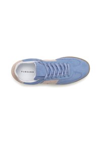 Blaue und beige Wildleder-Sneaker mit Schnürsenkeln, weißem Innenfutter und "ELBSAND"-Branding auf der Innensohle, von oben auf einem weißen Hintergrund gezeigt.