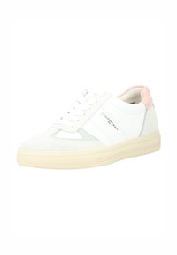 Białe sneakersy z zielonymi i różowymi akcentami, wykonane z gładkiej skóry i zamszu, z teksturowaną gumową podeszwą i klasycznym sznurowaniem.