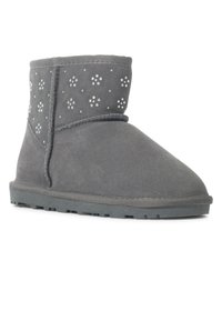 Stivali alla caviglia grigi in suede con suola piatta, caratterizzati da strass decorativi disposti in motivi floreali sul lato esterno.