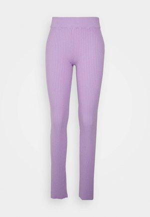 Leggings roxos canelados com uma cintura alta, apresentando uma silhueta ajustada e um design de perna reta. Textura suave, acabamento sem costura na bainha.