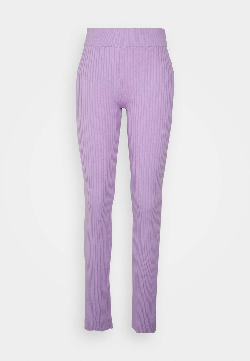 Leggings roxos canelados com uma cintura alta, apresentando uma silhueta ajustada e um design de perna reta. Textura suave, acabamento sem costura na bainha.