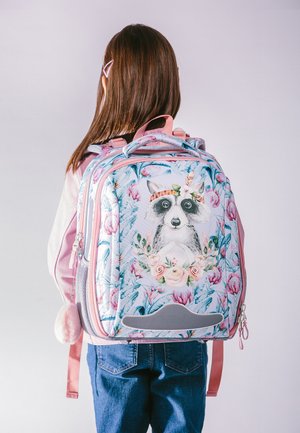 Batoh s motivem mývala obklopeného květinovými vzory v pastelových barvách, s růžovými popruhy a nadýchaným pom-pom akcentem.