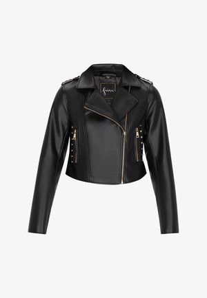 Musta tekonahkainen lyhyt biker-takki, jossa on terävä kaulus, hopeiset vetoketjukiinnitykset, vetoketjulliset taskut ja kultaiset niittikoristeet hihoissa.