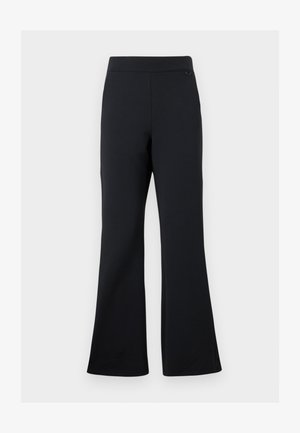Pantaloni neri a palazzo realizzati in tessuto morbido con vita elasticizzata e un dettaglio discreto della tasca laterale, caratterizzati da una superficie liscia e un design minimali.