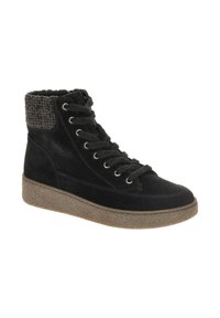 Zwarte suède hoge sneakers met een dikke, gestructureerde bruine zool, zwarte veters en een gebreide stofrand rond de enkel.