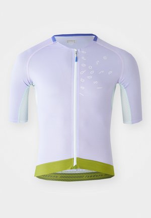 Maillot de cyclisme violet clair à manches courtes, en tissu maillé texturé, avec fermeture éclair intégrale, et ourlet inférieur vert arborant le logo de la marque en noir.