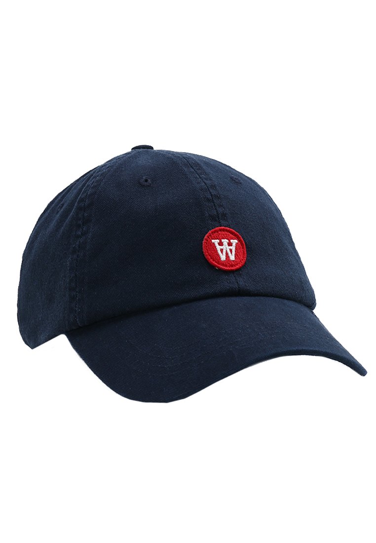 Tumši zils kokvilnas beisbola cepure ar izliekto malu un regulējamu jostu. Iezīmēta ar mazu sarkanu apaļu uzšuvumu ar baltu "W" logo.