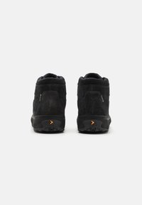 Schwarze Wildleder-Ankle Boots mit strukturierter Oberfläche, ausgestattet mit einer Gummisohle und einem orangefarbenen Akzent an der Ferse. Die Rückansicht zeigt den Reißverschluss.