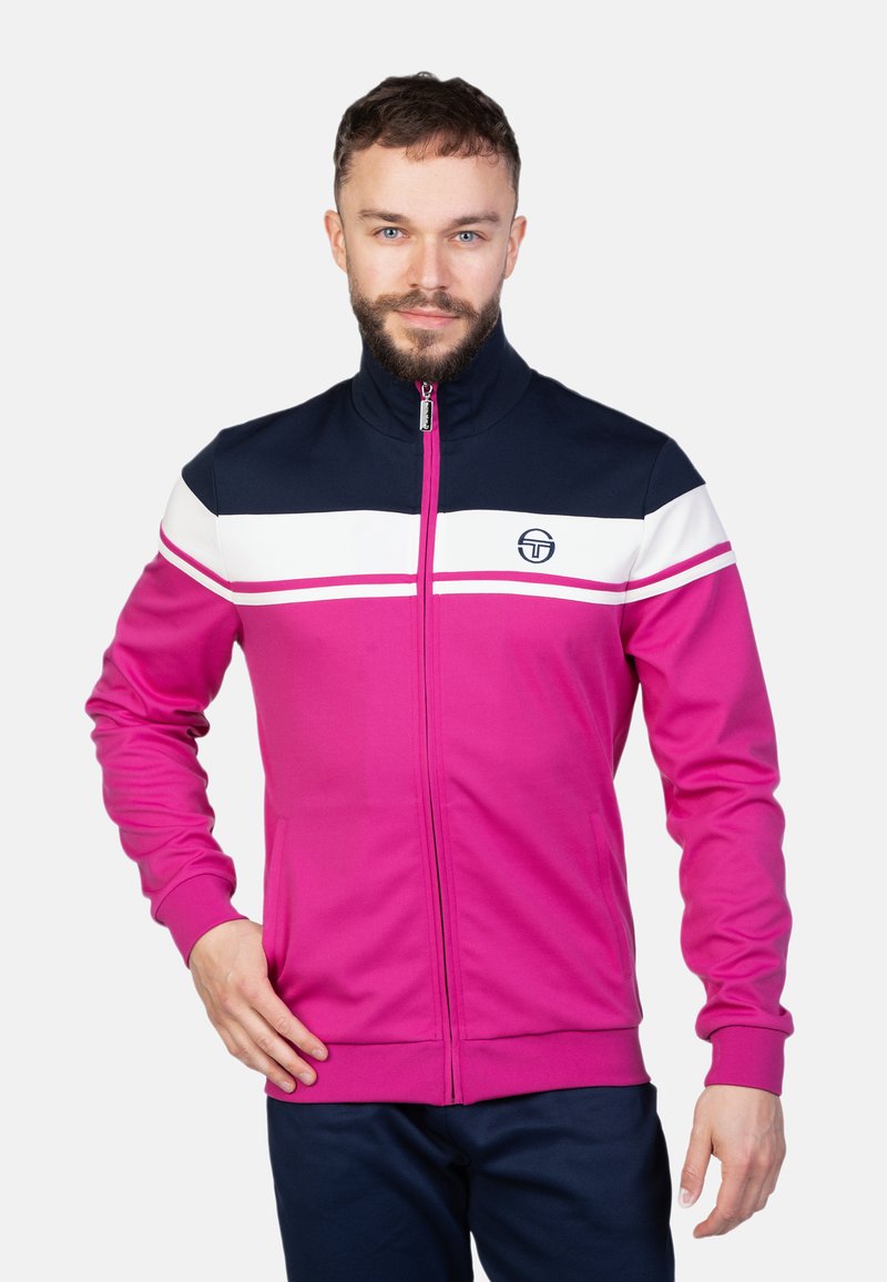 Rosa Zip-Jacke mit horizontalen Streifen in Marineblau und Weiß, hohe Kragen und einem Logo auf der Brust. Glatte Textur.