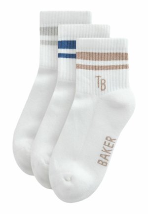 Drei Paare weiße Knöchelsocken mit gerippten Bündchen, jeweils versehen mit zwei horizontalen Streifen in Grau, Blau und Beige sowie der Aufschrift "TB BAKER".