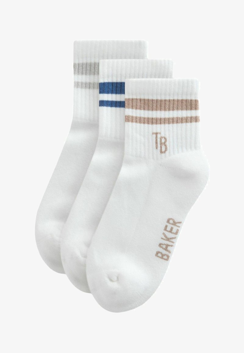 Trois paires de chaussettes blanches courtes avec des bordures côtelées, chacune ornée de deux rayures horizontales en gris, bleu et beige, et le logo "TB BAKER".