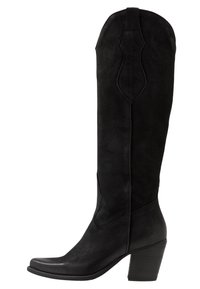 Botas negras de ante hasta la rodilla, con un diseño estructurado, puntera afilada y un tacón grueso y redondeado. Costuras decorativas en los laterales.