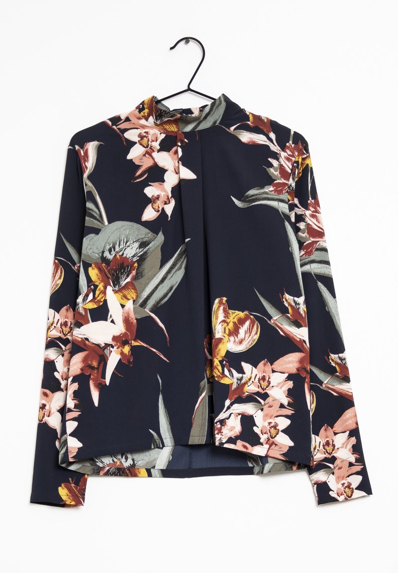 Blusa floreale con sfondo blu navy, caratterizzata da una varietà di fiori in tonalità di rosa, giallo e verde. Maniche lunghe e scollo alto.