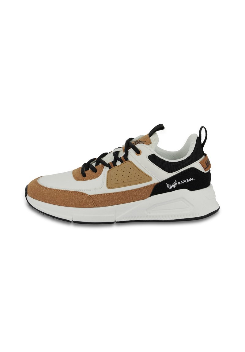 Sneakers con pannelli in pelle bianca e suede marrone, accenti neri e una suola texturizzata. Include dettagli perforati e lacci.
