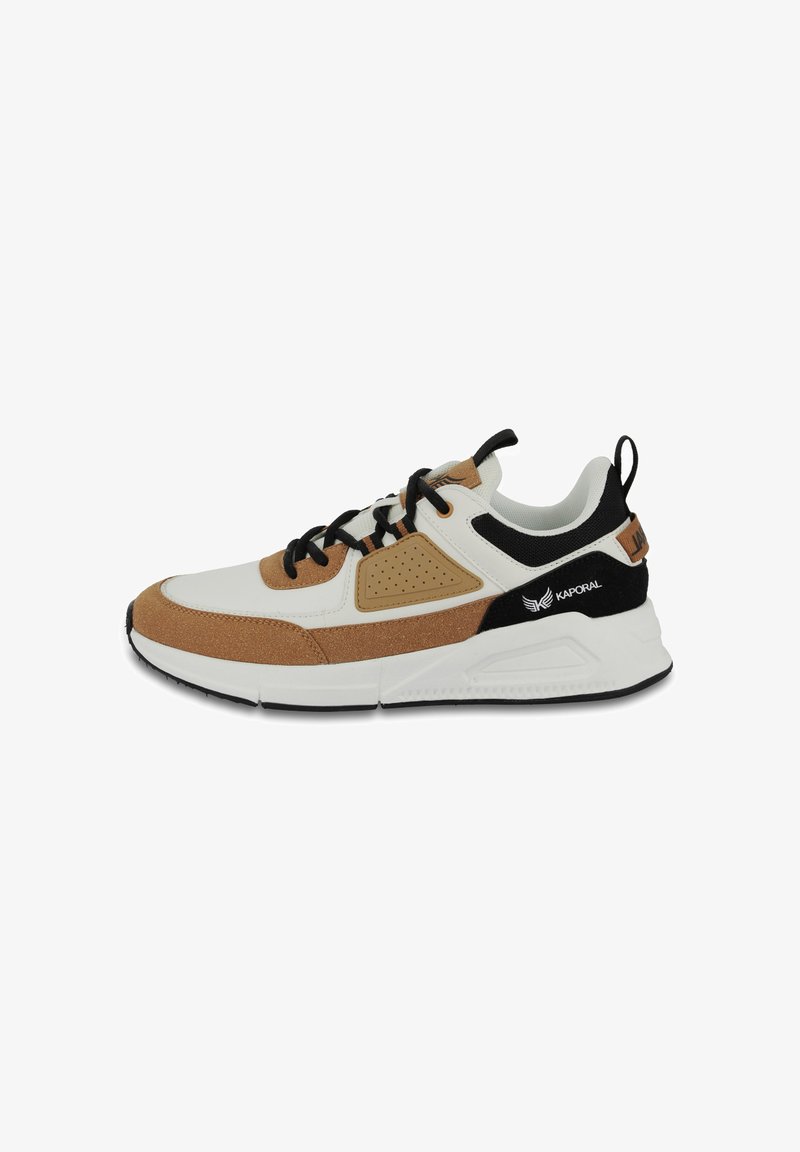 Sneaker mit weißen Leder- und braunen Wildlederpaneelen, schwarzen Akzenten und einer strukturierten Sohle. Enthält perforierte Details und Schnürsenkel.
