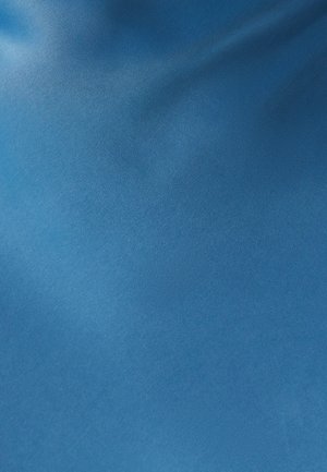 Satin-Stoff in einem mittleren Blauton, glatte Textur mit einem subtilen Glanz, keine sichtbaren Muster oder Hardware-Details.