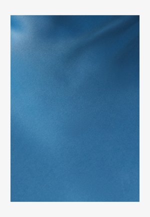 Satin-Stoff in einem mittleren Blauton, glatte Textur mit einem subtilen Glanz, keine sichtbaren Muster oder Hardware-Details.