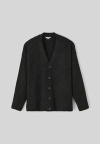 Cardigan noir côtelé avec un col en V, des manches longues et cinq boutons sur le devant ; texture douce, coupe décontractée et design minimal.