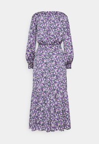 Dlouhá květinová maxi šaty s fialovým květinovým potiskem, dlouhými nafouklými rukávy, stahovacím pasem a volánkovou sukní. Lehká tkanina s splývavou strukturou.