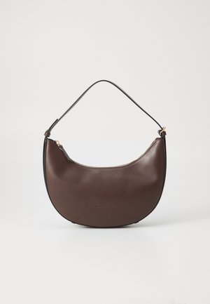 Braune Leder-Schultertasche mit einer geschwungenen Form, goldenen Reißverschlussdetails und dunklem Schulterriemen. Mit Logo, das auf der Vorderseite eingeprägt ist.