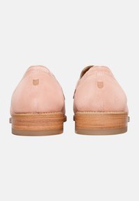 Rosa Wildlederschuhe mit abgerundetem Absatz, ausgestattet mit einer geschichteten Holzsohle in Tan und einem minimalistisch geprägten Logo auf dem Absatz.