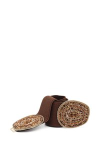 Cintura in tessuto intrecciato marrone con elementi ovali in perline nei toni caldi, motivi intricati e dettagli metallici su entrambe le estremità.