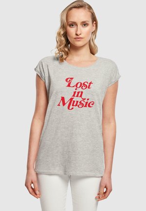 T-shirt gris à manches courtes arborant la phrase "Perdu dans la musique" en lettres rouges gras. Tissu doux avec une coupe décontractée et un col rond.