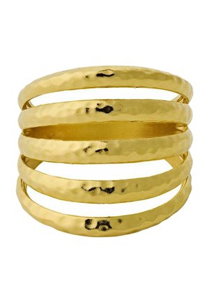 Široký zlatý náramok s piatimi kladivom textúrovanými pásmi rovnomerne rozmiestnenými.