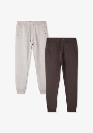 Dwie pary slim-fit spodni dresowych: jedna w jasnoszarym kolorze z elastycznym pasem i bocznymi kieszeniami, a druga w ciemnoszarym z podobnymi cechami.